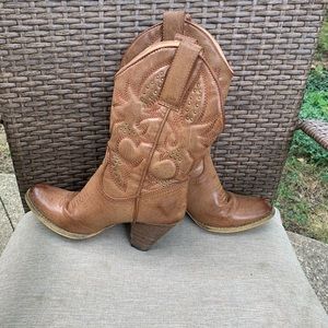 Cowgirl boots with heel